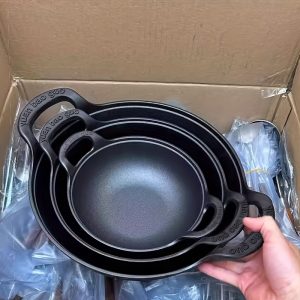 BAICHANG Cast Iron Skillet with Wooden Lid - Non-Stick, Heat-Resistant Handle for Even Cooking - Perfect for Soups, Stews & Steam - Ideal for Home Dining & Healthy Meals